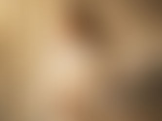 Selbstbewusste Frau in den 40ern steht nachdenklich am Fenster – innere Stärke und stille Einsamkeit