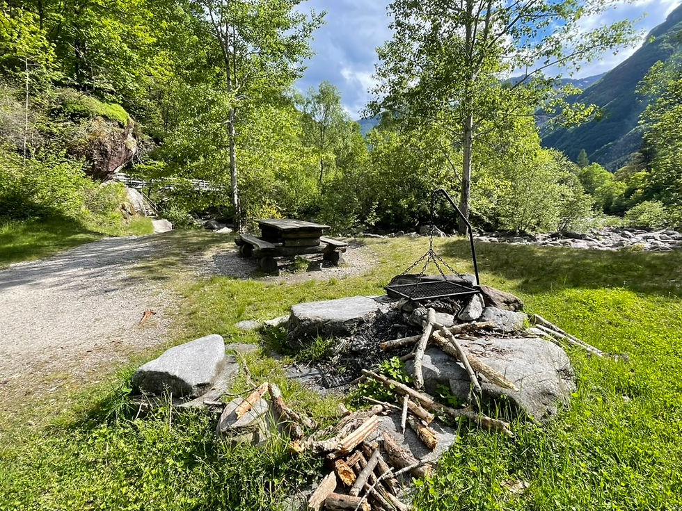 Sentiero lungo il fiume, con posto pic nic