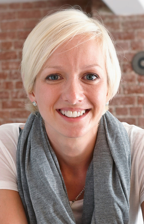 Vrouw met grijze sjaal