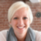 Femme avec gris écharpe