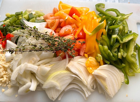 zommed in picture of vegtables chopped up