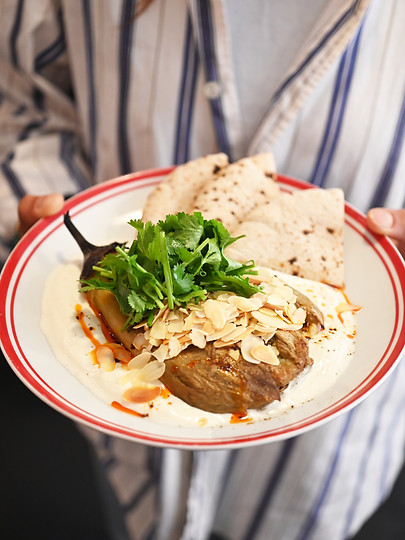 AUBERGINE Aubergine rôtie, yaourt, amandes effilées, huile pimentée, pain pita
