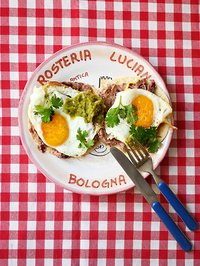MEXICAN EGGS Tortilla, œufs au plat, purée de haricots, salsa verte, coriandre fraîche