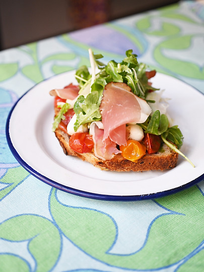 Toast tomates cerises, billes de mozzarella, pesto de basilic, roquette confiture d’olive