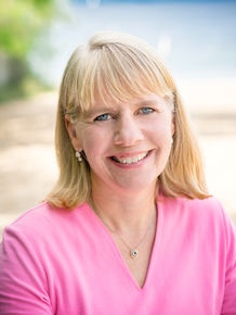 Outdoor headshots at Bryant Park | Kim Schmidtz with Cruise Planners