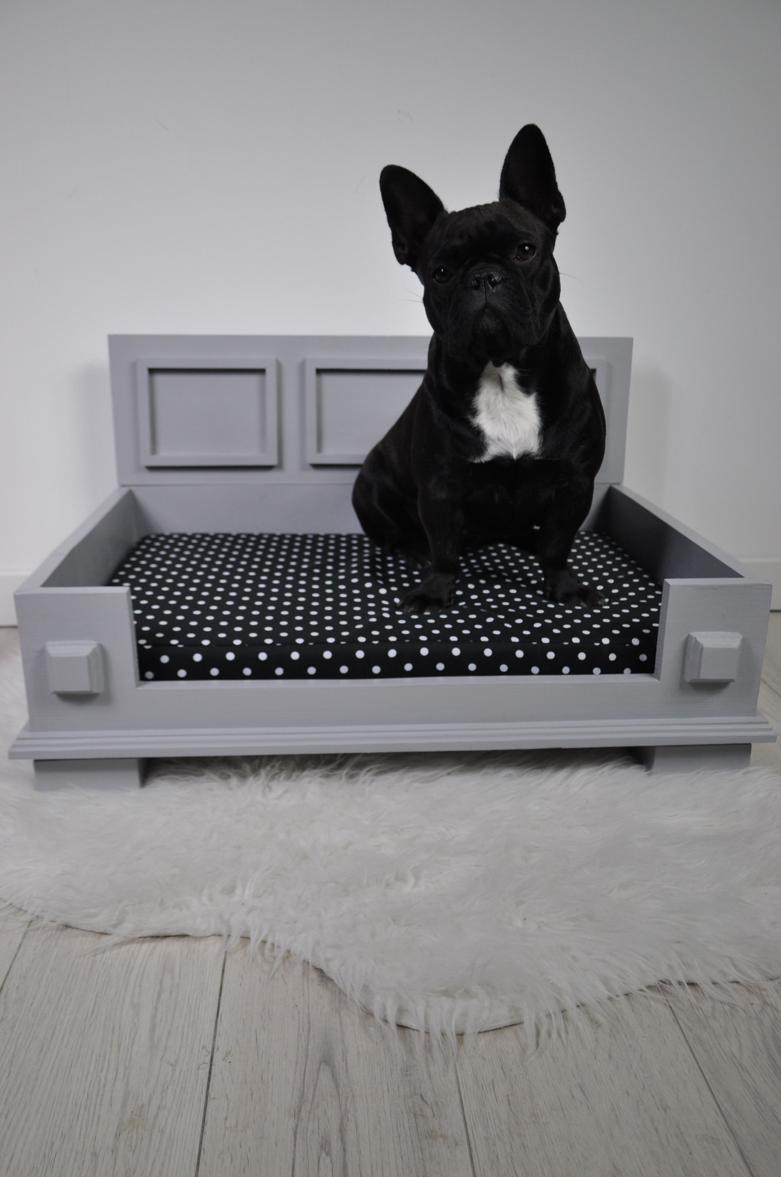 Stylowe i solidne legowisko dla buldoga,niezniszczalne łóżko dla psa z drewna