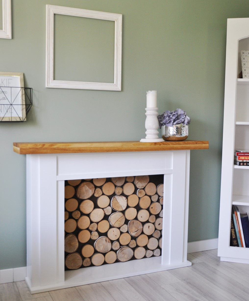 The housing of the Hampton fireplace mock-up is natural wood