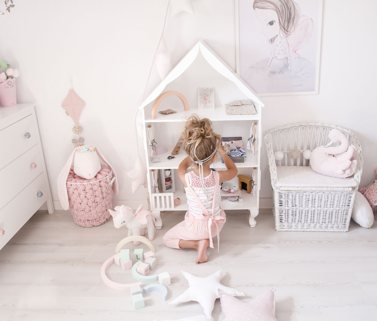 Dollhouse on Louis' legs of Charlotte