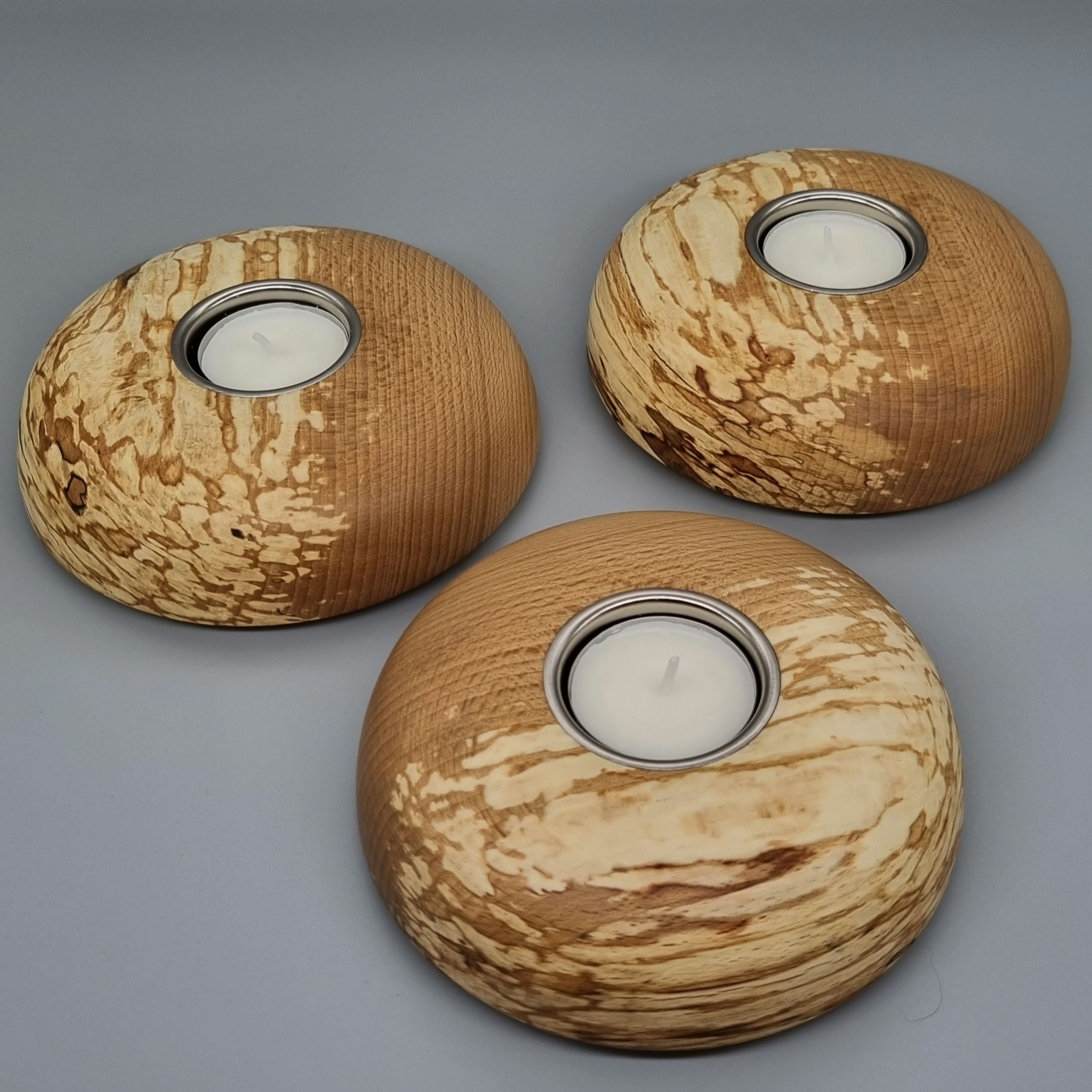 Sett med 3 telysholdere laget av surnet bøketre