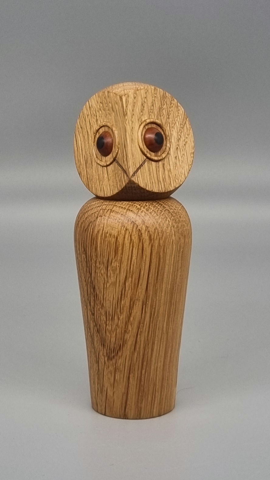 Ugle laget av eiketre