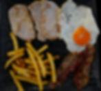 Lomo, huevo frito, beicon y patatas fritas