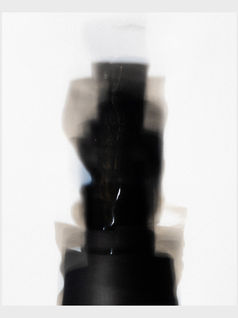 Fotografia artistica di una bottiglia di profumo Acqua di Parma Zafferano con effetto di movimento e luce morbida, scatto creativo di fotografo professionista di prodotti di lusso.