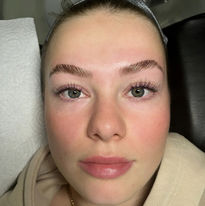 Nahaufnahme frisch gelifteter Naturwimpern – perfekt geschwungen, definiert und tiefschwarz. Das Ergebnis eines professionellen Lashlifts für einen wachen, offenen Blick. Lashlift-Ergebnis: sichtbar geliftete, geschwungene Naturwimpern ohne Mascara. Das Lashlifting verleiht deinen Wimpern Volumen, Länge und Schwung – ganz ohne Extensions.