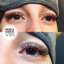 Wimpernverlängerung vom Profi: Dichte, perfekt geformte Wimpern für einen intensiven Augenaufschlag – individuell angepasst an Augenform und Stylingwunsch. Kein Mascara nötig. Nahaufnahme eines Auges mit frisch applizierter Wimpernverlängerung – volle, geschwungene und präzise gestylte Lashes für einen ausdrucksstarken Look.