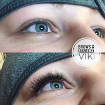 Wimpernverlängerung vom Profi: Dichte, perfekt geformte Wimpern für einen intensiven Augenaufschlag – individuell angepasst an Augenform und Stylingwunsch. Kein Mascara nötig. Nahaufnahme eines Auges mit frisch applizierter Wimpernverlängerung – volle, geschwungene und präzise gestylte Lashes für einen ausdrucksstarken Look.