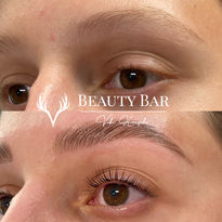 Nahaufnahme frisch gelifteter Naturwimpern – perfekt geschwungen, definiert und tiefschwarz. Das Ergebnis eines professionellen Lashlifts für einen wachen, offenen Blick. Lashlift-Ergebnis: sichtbar geliftete, geschwungene Naturwimpern ohne Mascara. Das Lashlifting verleiht deinen Wimpern Volumen, Länge und Schwung – ganz ohne Extensions.