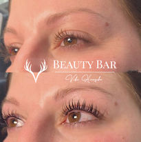 Nahaufnahme frisch gelifteter Naturwimpern – perfekt geschwungen, definiert und tiefschwarz. Das Ergebnis eines professionellen Lashlifts für einen wachen, offenen Blick. Lashlift-Ergebnis: sichtbar geliftete, geschwungene Naturwimpern ohne Mascara. Das Lashlifting verleiht deinen Wimpern Volumen, Länge und Schwung – ganz ohne Extensions.