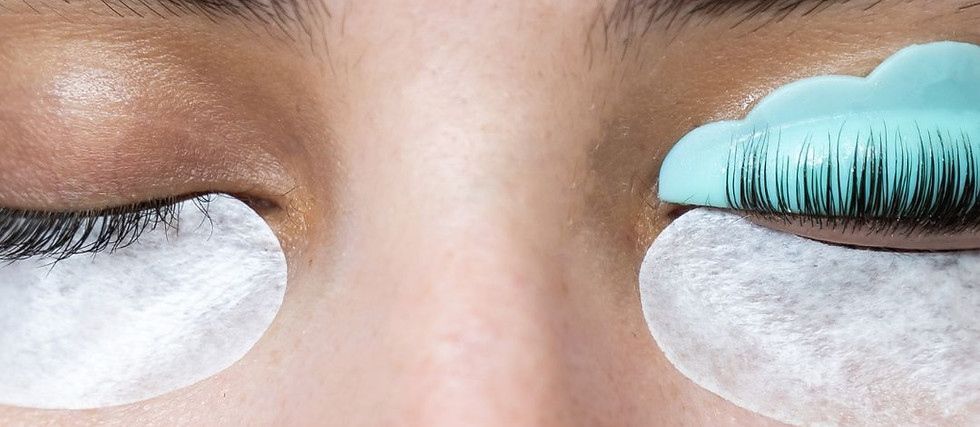 Nahaufnahme geschlossener Augen mit Silikonpads und Wimpernrolle während eines Lash-Liftings