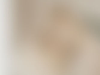 Moeder legt baby in gemotoriseerde babyhangmat