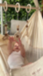 Baby aan het spelen met mobiel