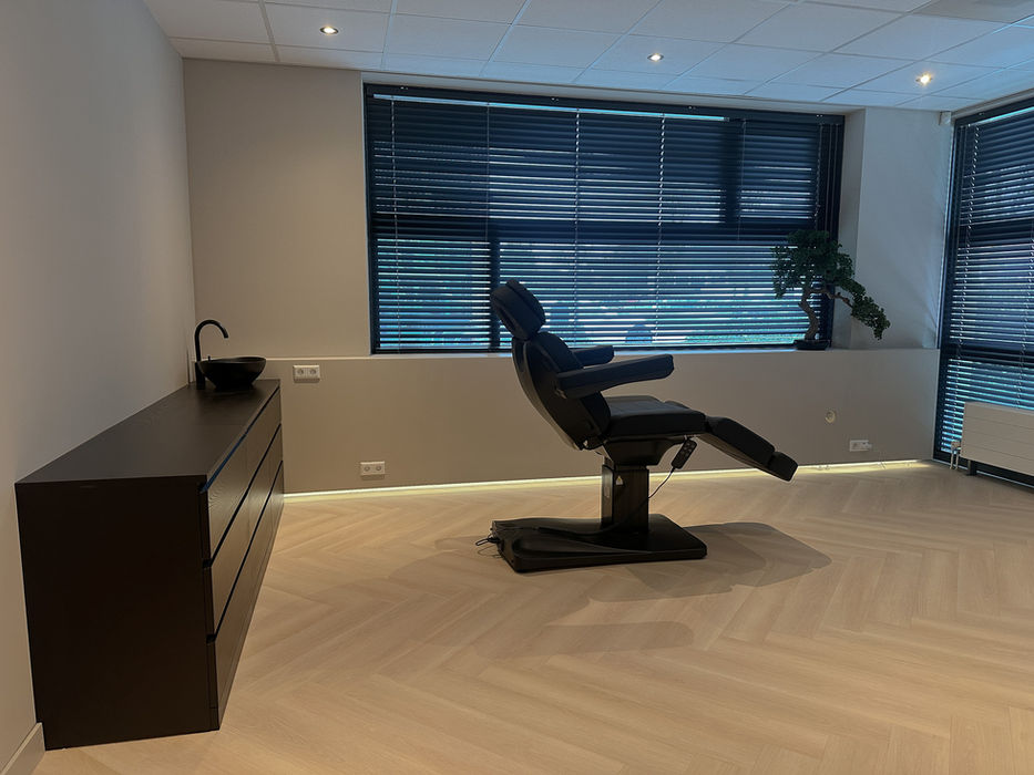 Ruime privé behandelkamer met luxe behandelstoel