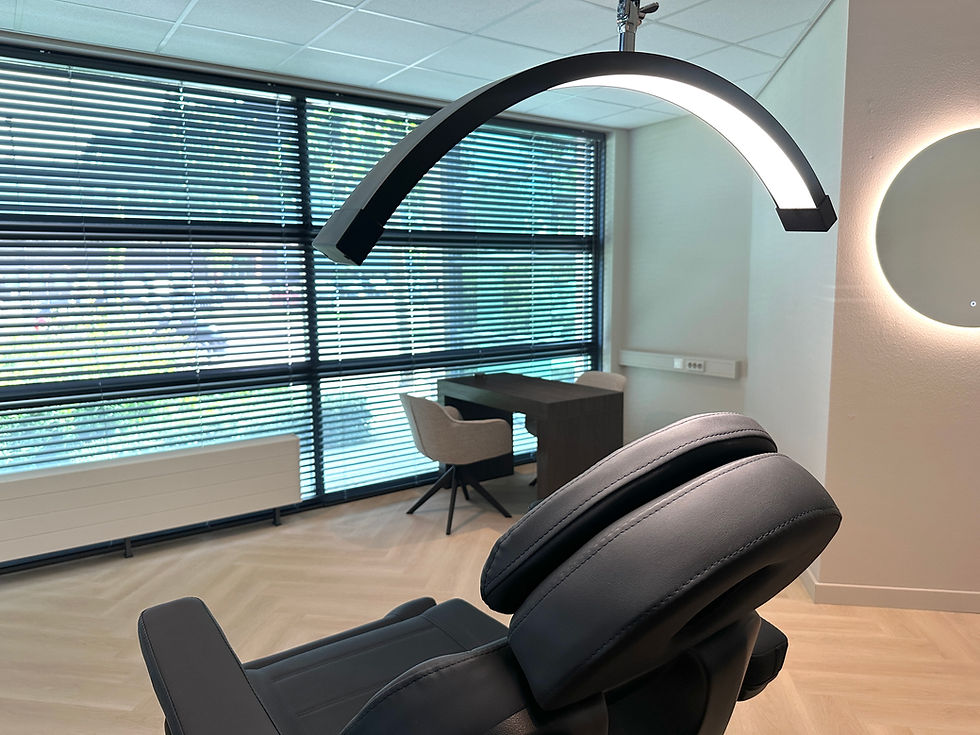 Luxe behandelkamer met behandelstoel en intakehoek voor huidtherapeuten
