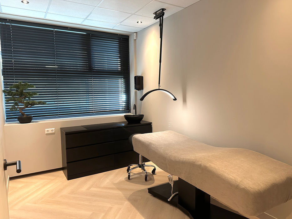 Elektrische behandelstoel met verwarming in luxe behandelkamer
