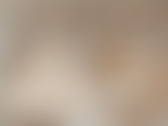 Moeder kijkt hoe baby ligt in gemotoriseerde babyhangmat