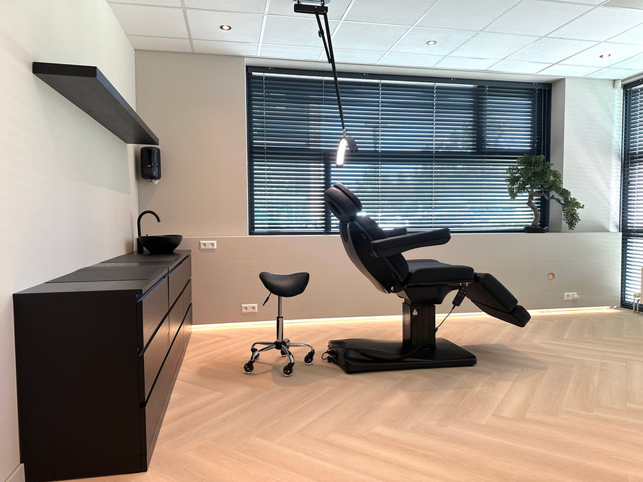 Professionele behandelstoel in ruime privé behandelkamer