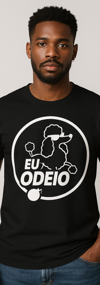 Camiseta preta com estampa central da marca Eu Odeio Poodle – visual básico com personalidade.
