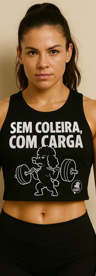 Mulher usando regata preta com a frase “Sem coleira, com carga” da coleção Treta & Treino – moda fitness com atitude da Eu Odeio Poodle.
