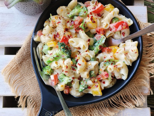 PASTA IN WHITE SAUCE