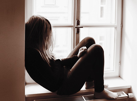 Chica sentada en la ventana
