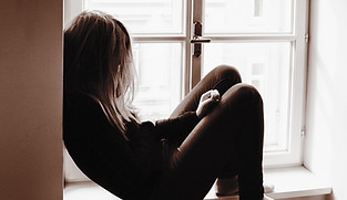 Chica sentada en la ventana