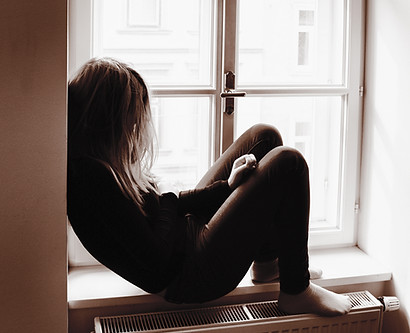 Femme sur la fenêtre Sill