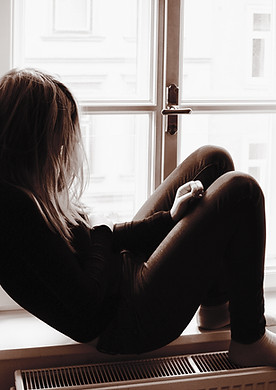 Chica sentada en la ventana