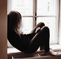 Femme sur la fenêtre Sill