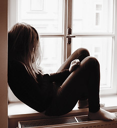 Femme sur la fenêtre Sill