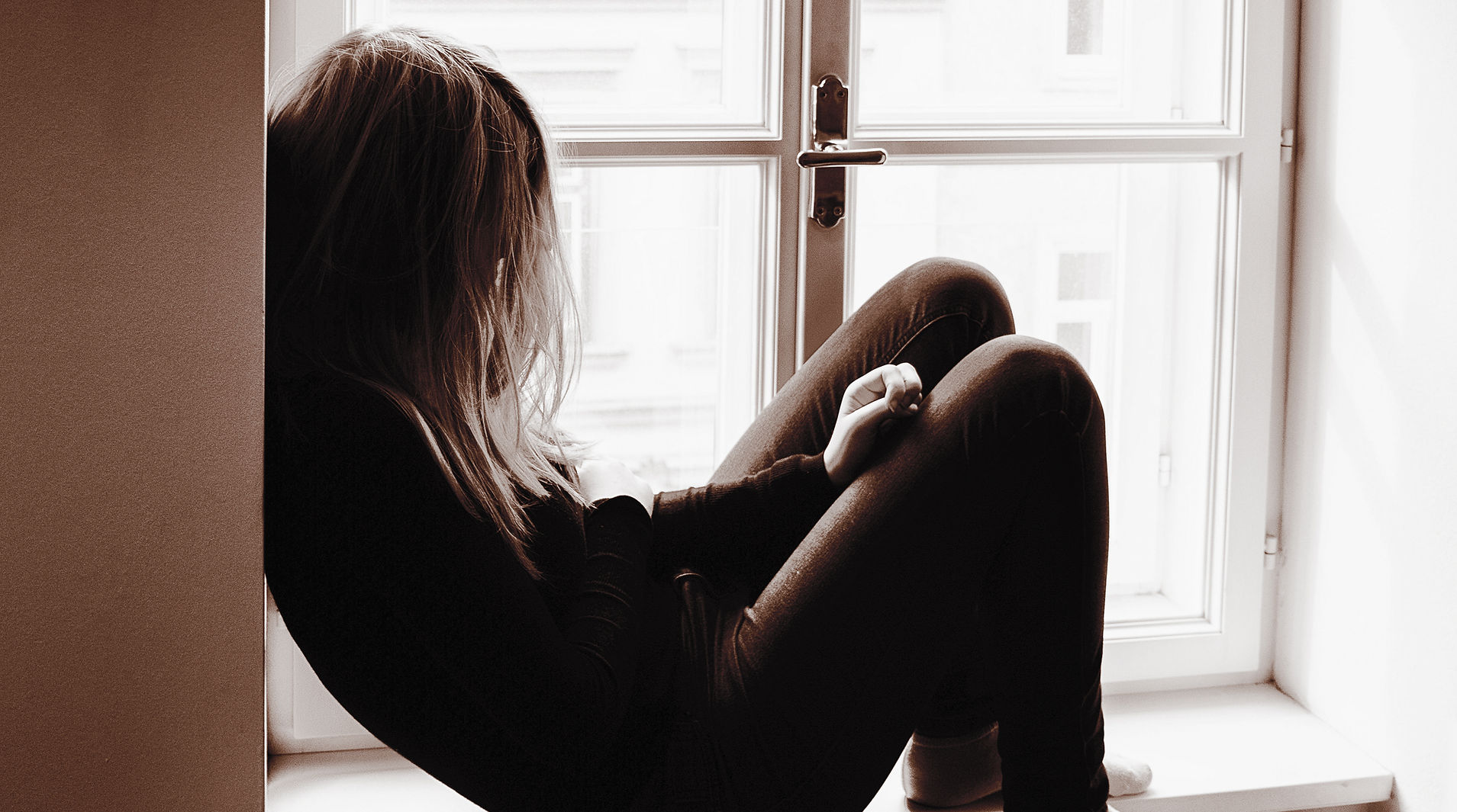 Chica sentada en la ventana