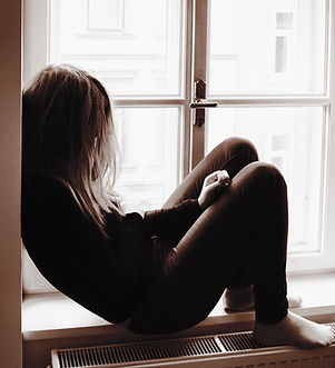 Femme sur la fenêtre Sill