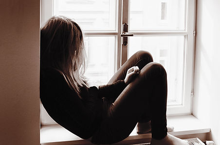 Femme sur la fenêtre Sill
