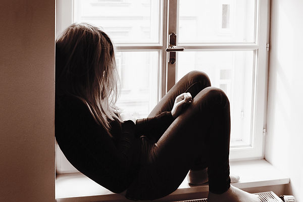 Femme sur la fenêtre Sill