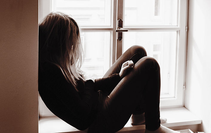 Chica sentada en la ventana