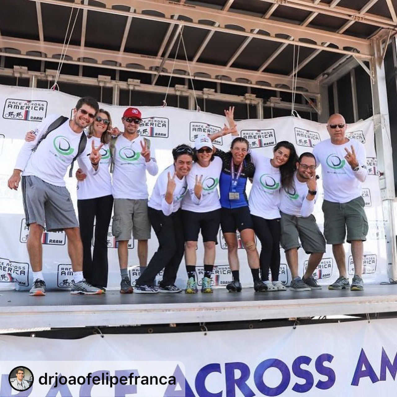 Equipe completa da Dani Genovesi na chegada da RAAM 2019