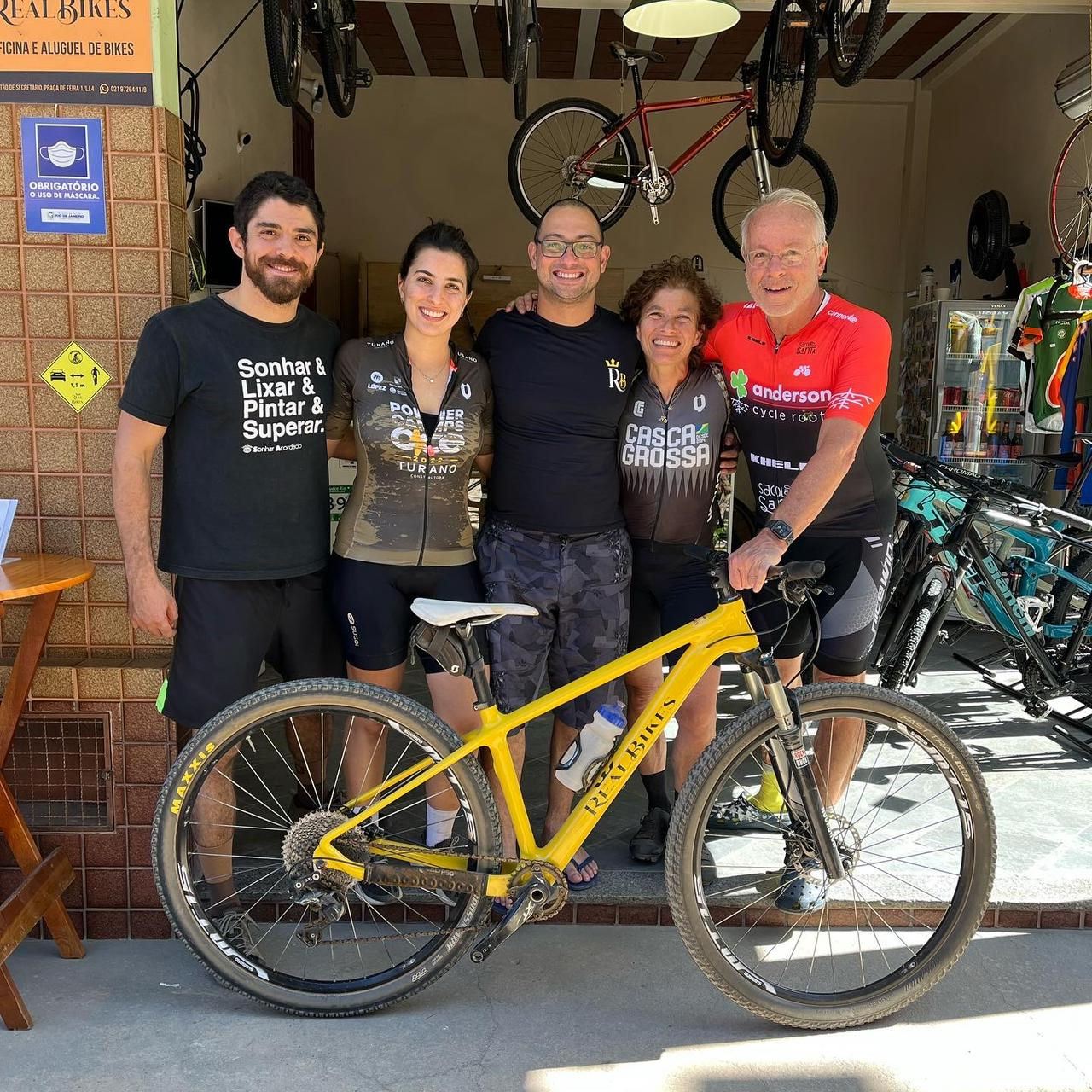 Dani Genovesi em passeio de bike em Secretário