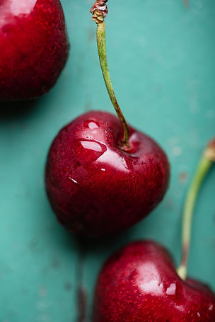Photographie cerise sur fond vert en studio