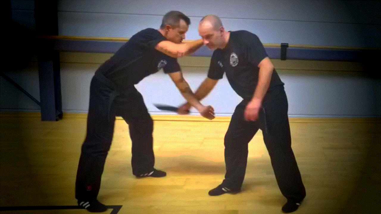 Long and medium-range knife blows: forearm defense with neutralizing blow