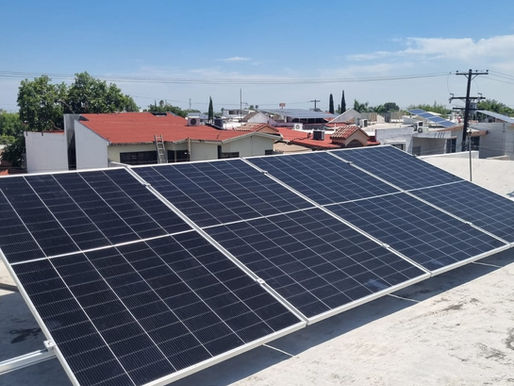 Instalación de paneles solares en Monterrey y su área metropolitana representando el costo de un sistema fotovoltaico en 2026.