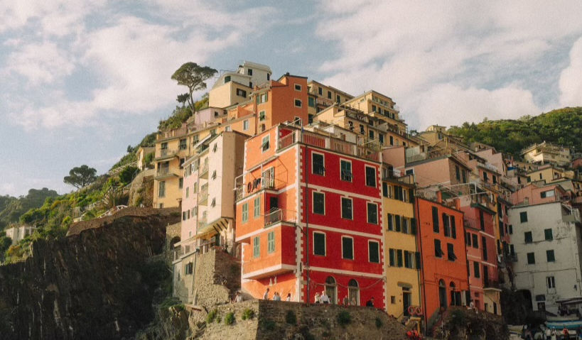 Ultimate Guide to the 5 towns of Cinque Terre in Italy! With restaurant recommendations, best activities for each village and my favorite spots for photos!