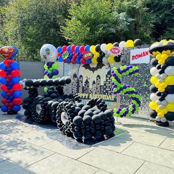 Superhero-themed balloon decorations for the birthday party with Batman, superman and Hulk.